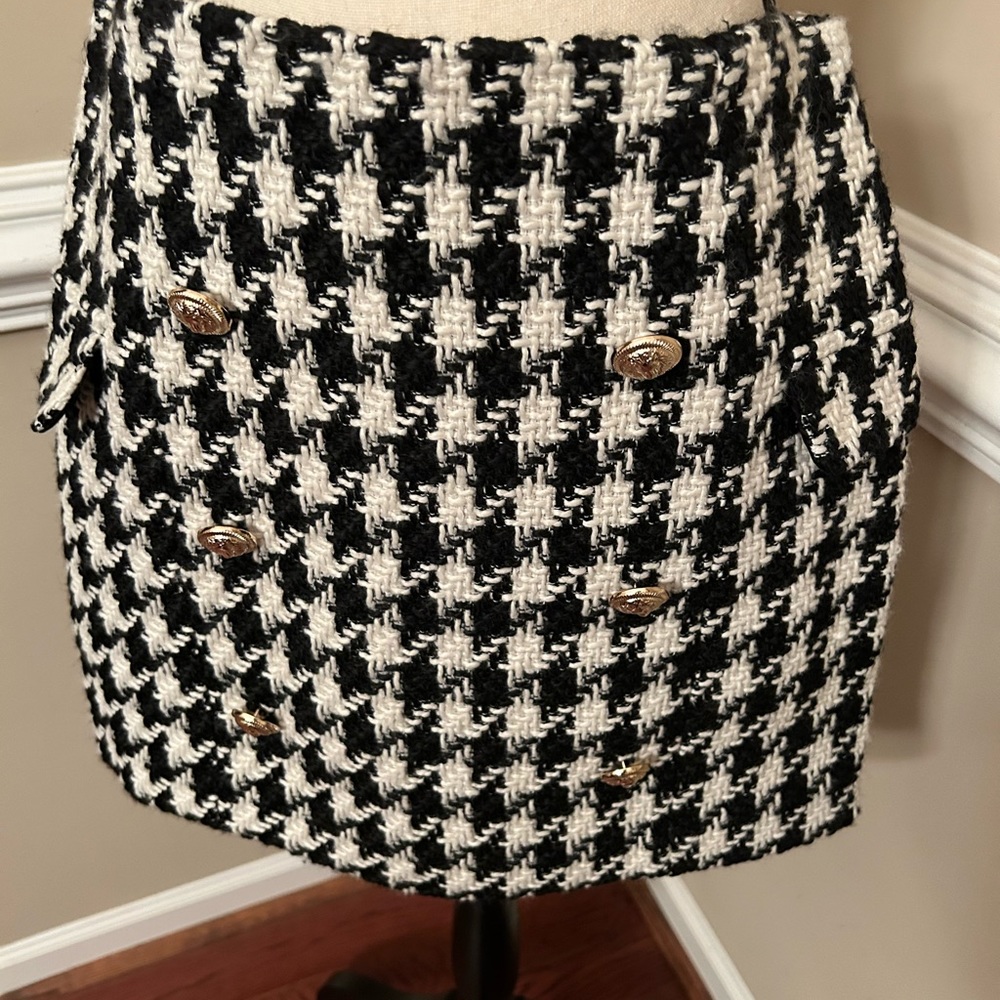 MINI SKIRT BLACK/WHITE HOUNDSTOOTH WITH GOLD BUTTONS SIZE L